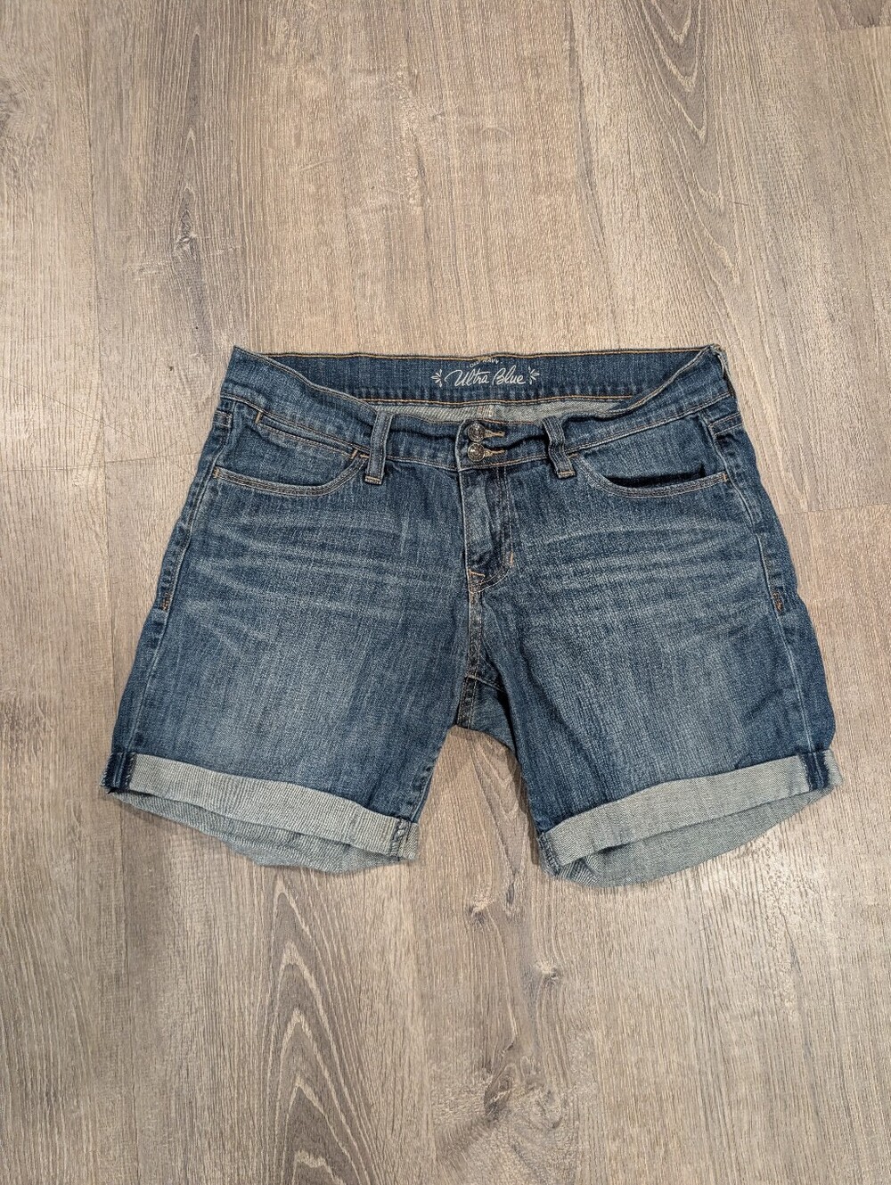 Old Navy Ultra Blue Women’s Blue Denim Bermuda Shorts Size 8 Mid Rise Stretch